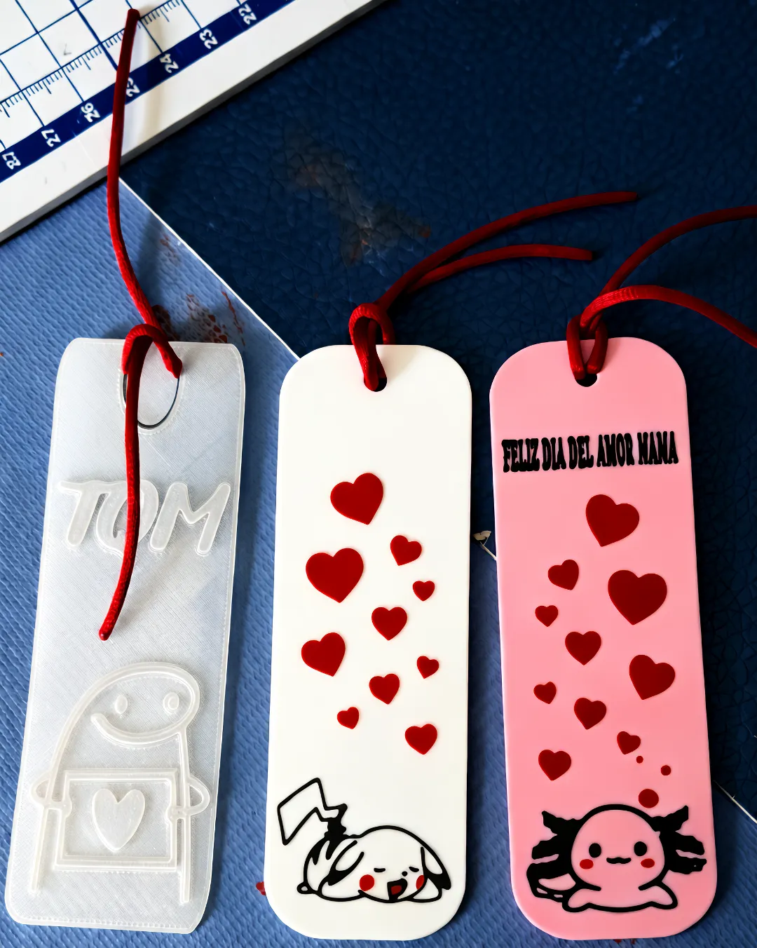 Tres separadores de libros personalizados con cordones rojos