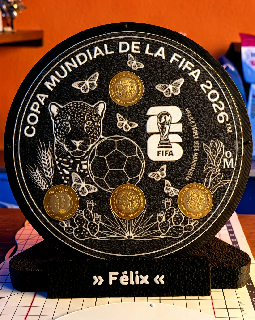 Exhibidor conmemorativo para monedas de 20 pesos del Mundial FIFA 2026 con base personalizada