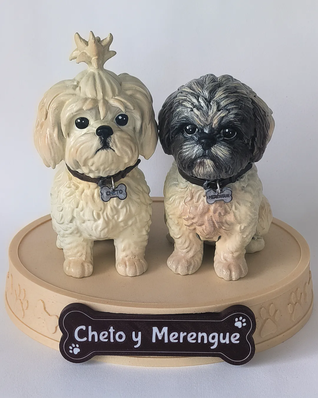 Figuras semirrealistas de los perros Cheto y Merengue