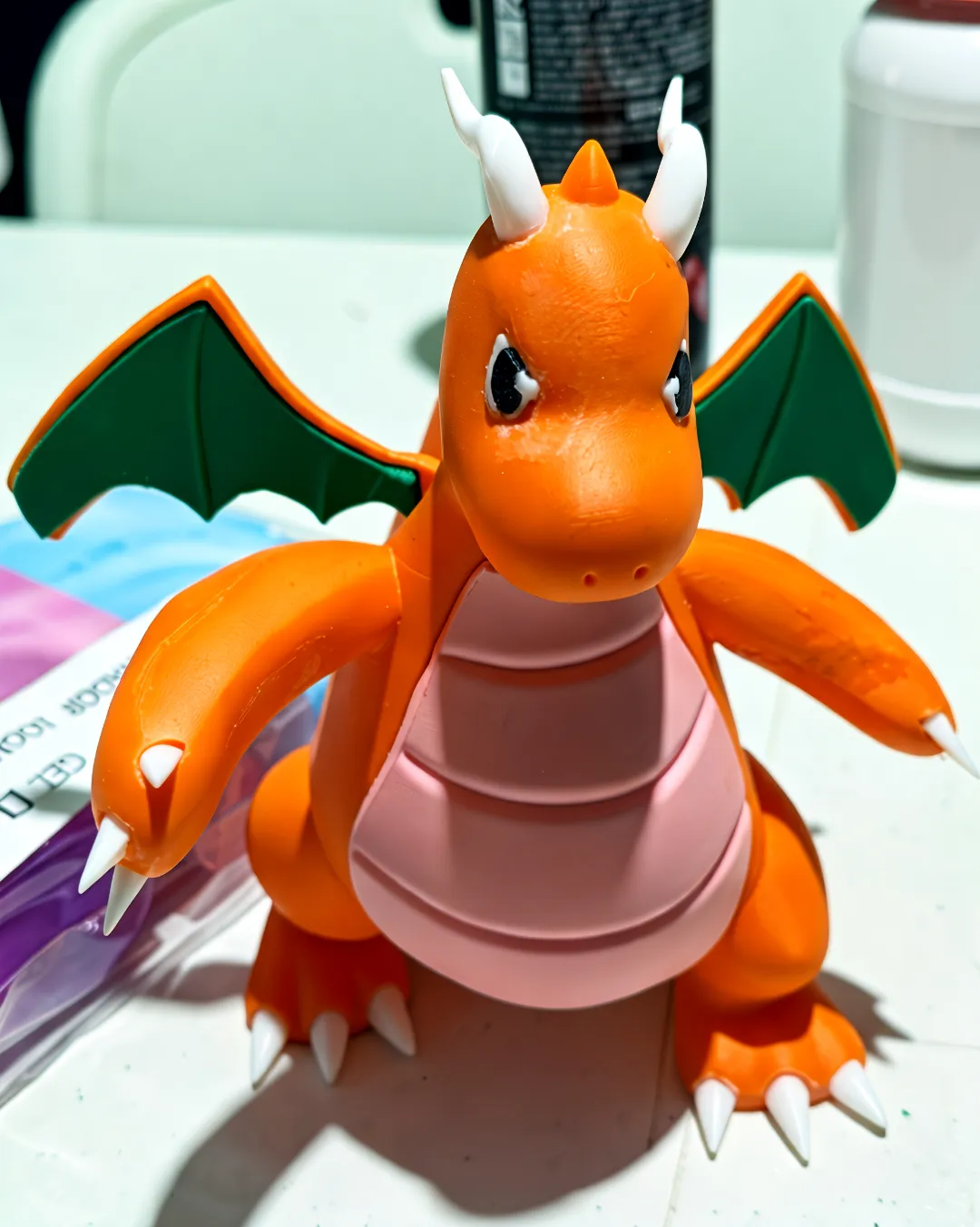 Figura de Dragonite impresa en multicolor