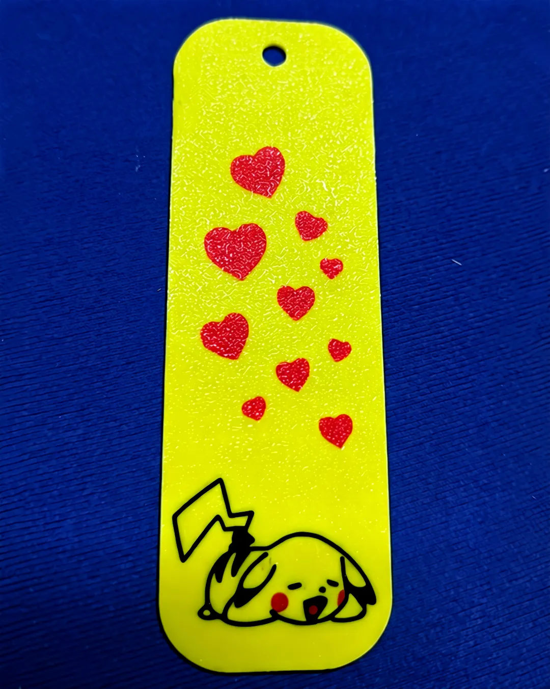 Separador de libros amarillo con ilustración de Pikachu y corazones
