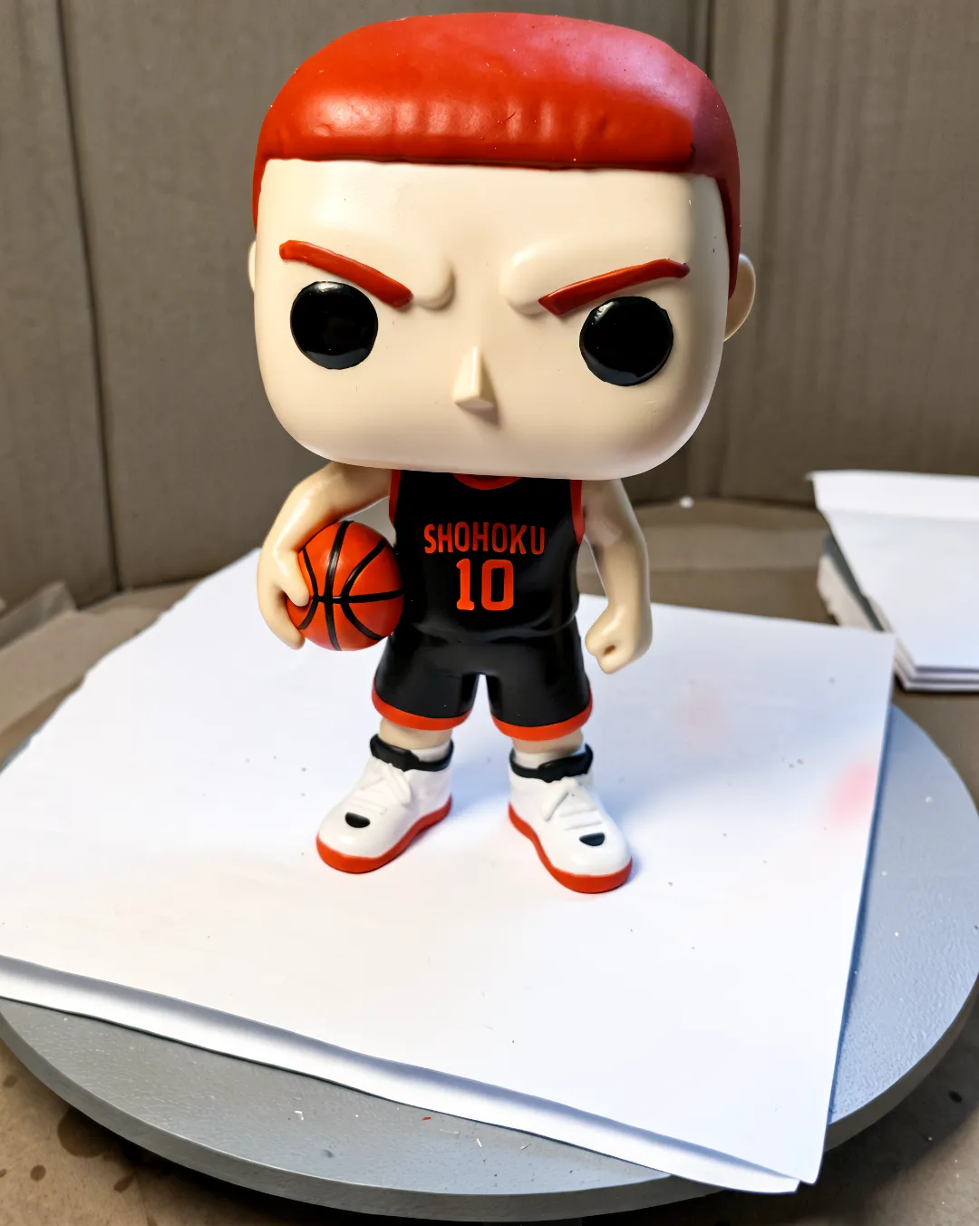 Figura estilo Funko de Hanamichi Sakuragi con uniforme negro