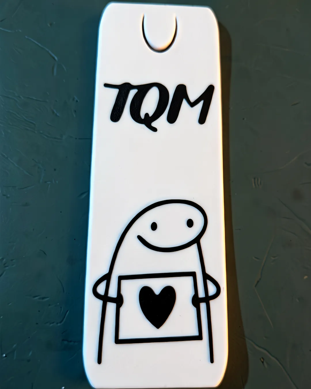 Separador de libros blanco con clip superior y diseño de Flork TQM