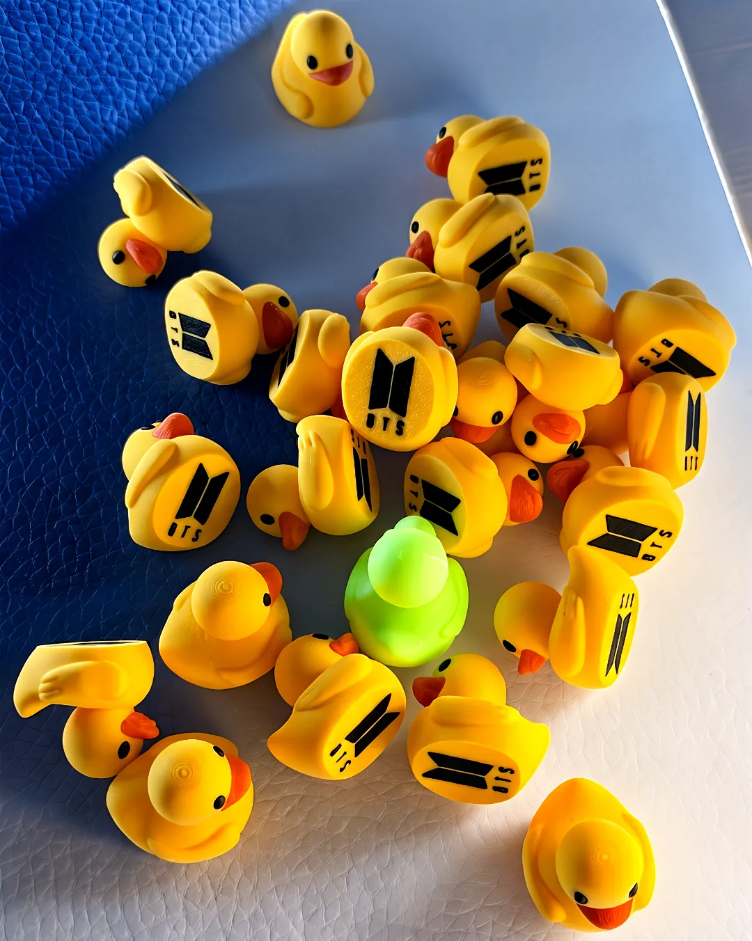Patitos temáticos de BTS con logotipo en la base como regalos para ARMY