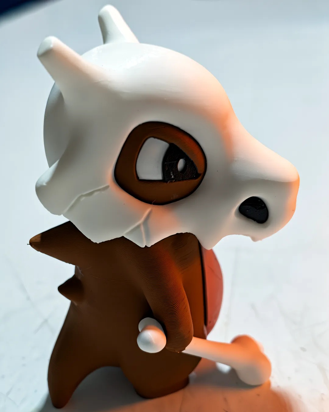Figura de Cubone impresa en multicolor