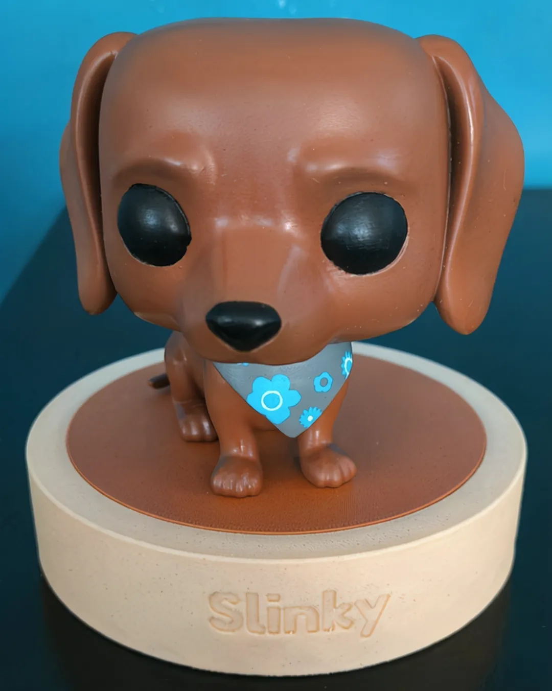 Figura personalizada estilo Funko de Slinky sobre base plástica estilo madera