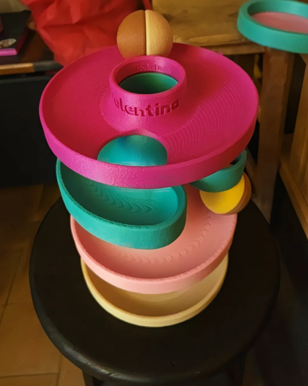 Torre espiral de varios colores para pelotas con el nombre Valentina grabado