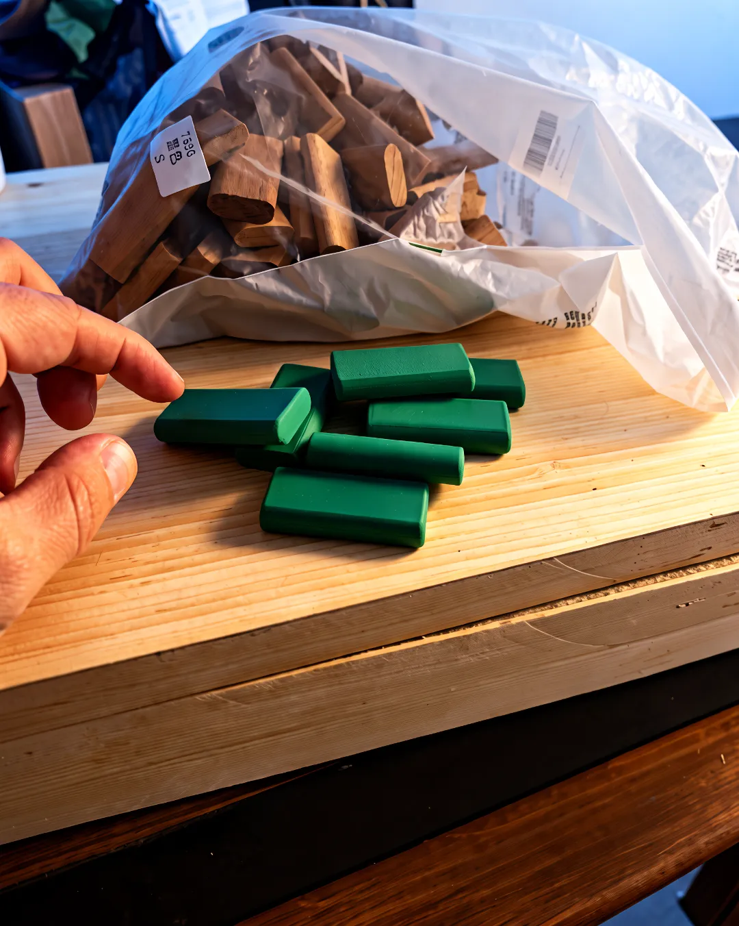 Dominós de prueba impresos junto a bolsa de espigas de madera hechas a mano