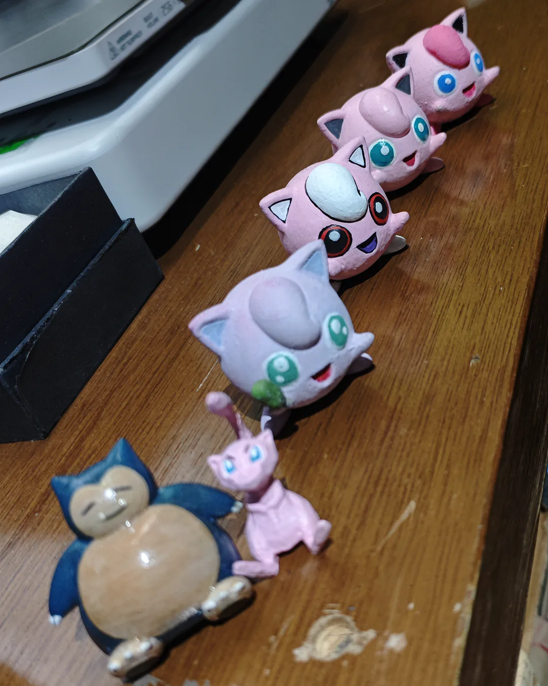 Figuras de Snorlax, Mew y Jigglypuff pintadas a mano en pruebas de taller