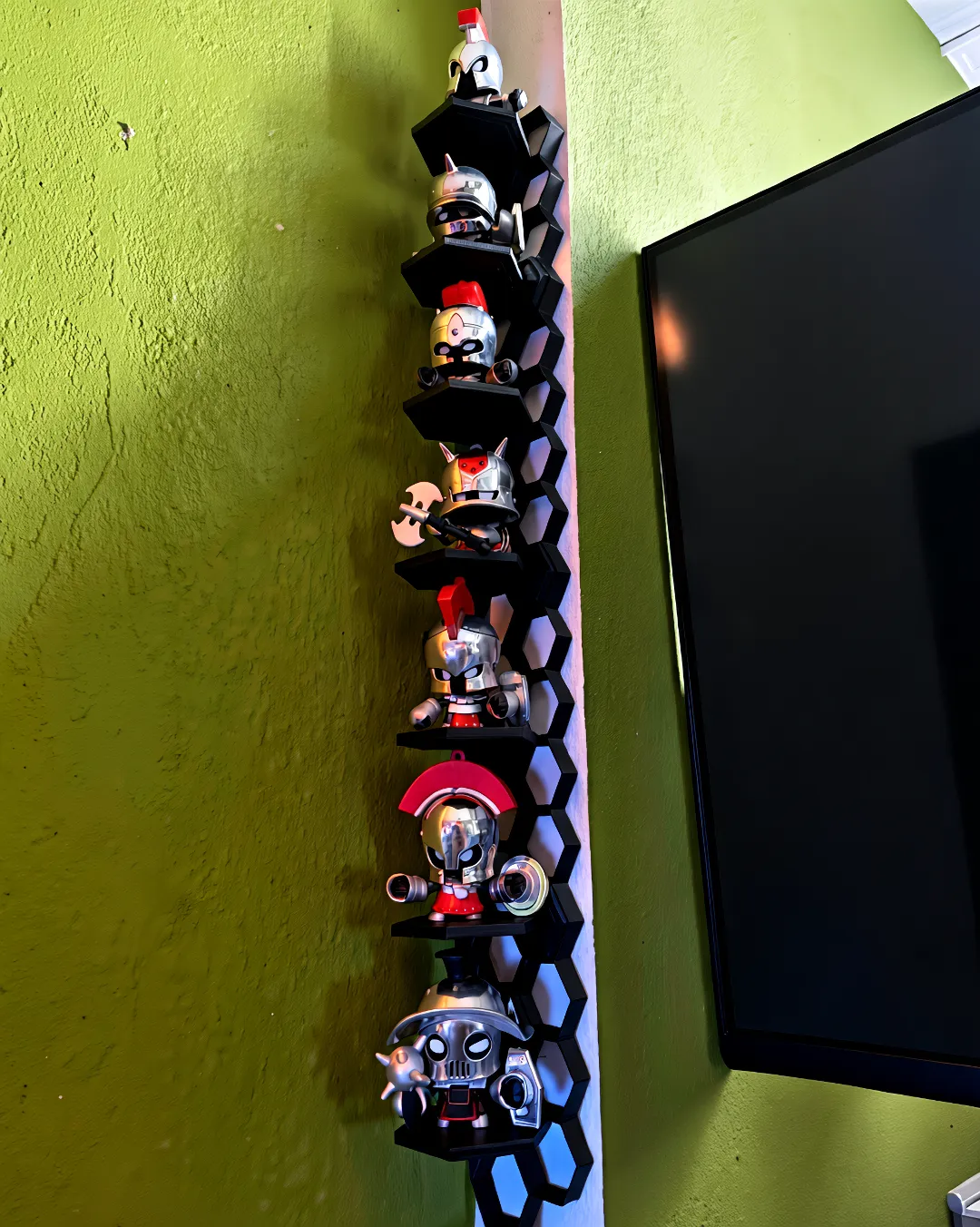 Exhibidor vertical hexagonal montado en esquina con figuras E-Guardias de Emperador Gamesa