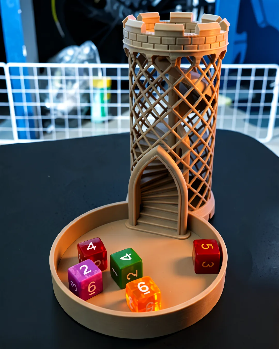 Torre de dados medieval con acabado tipo madera y dados de colores en su bandeja