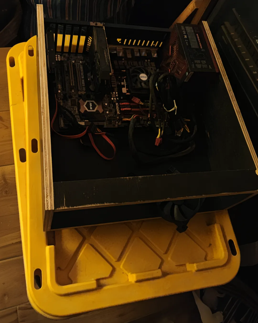 Chasis de PC con forma de cajón integrado en un archivero junto al escritorio
