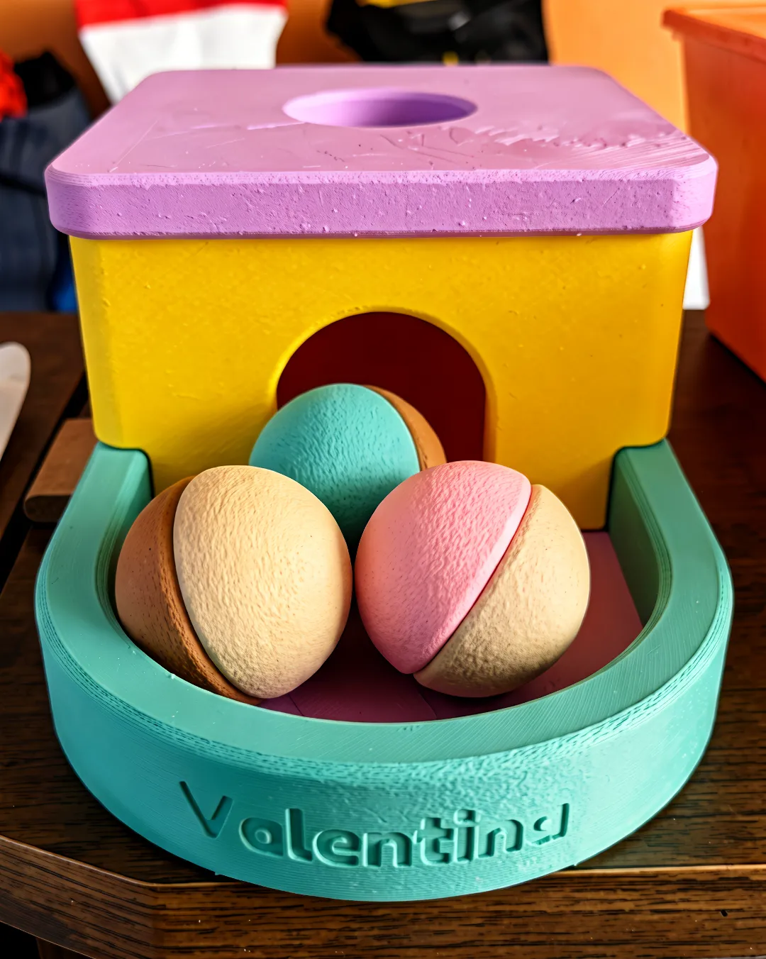 Caja didáctica para pelotas con bandeja personalizada con el nombre Valentina en relieve