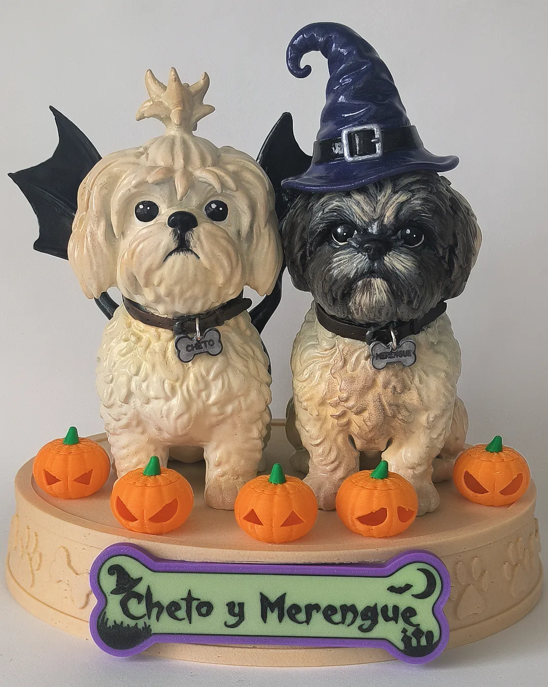 Figuras semirrealistas de los perros Cheto y Merengue con disfraces de Halloween