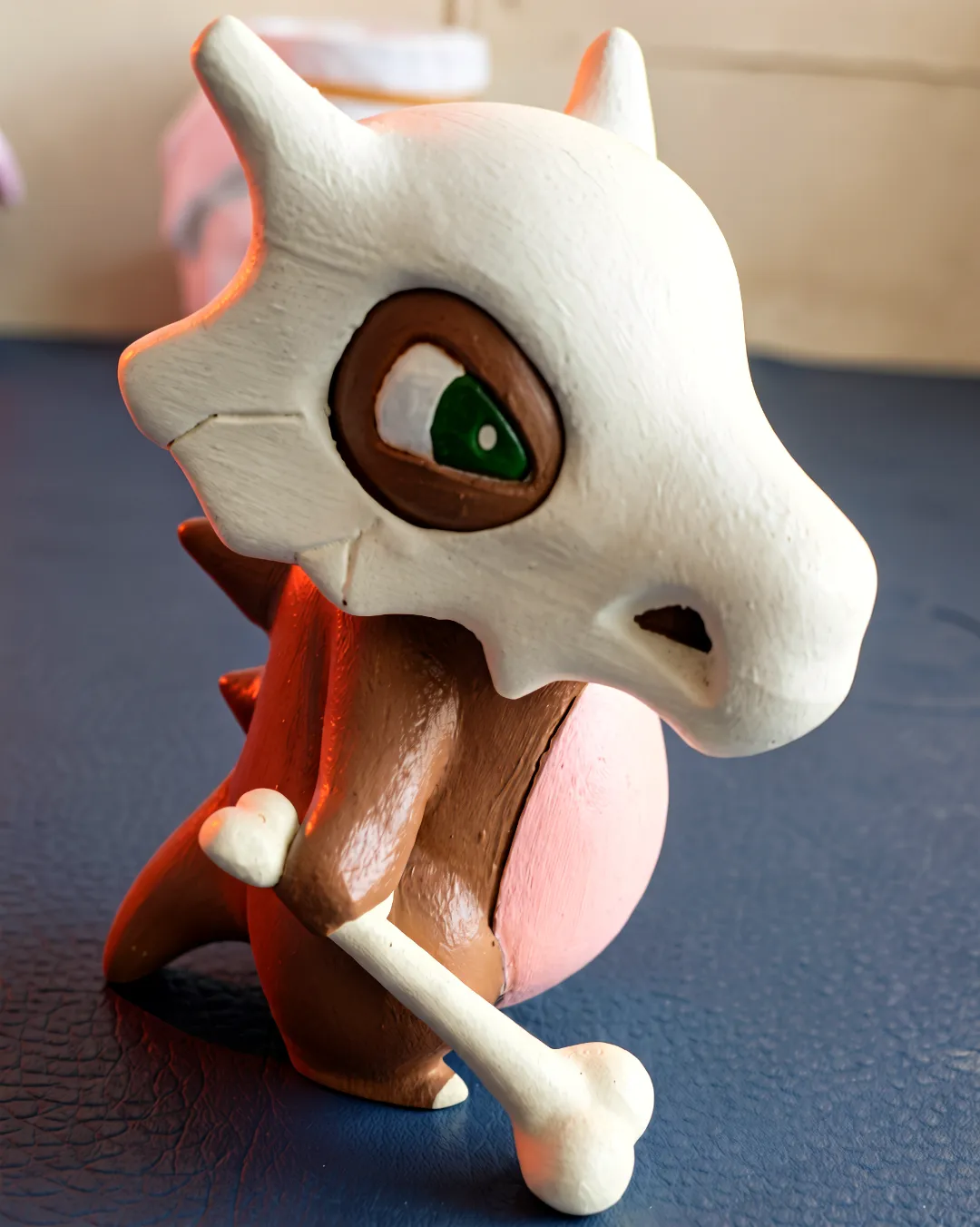 Figura de Cubone con acabado pintado a mano