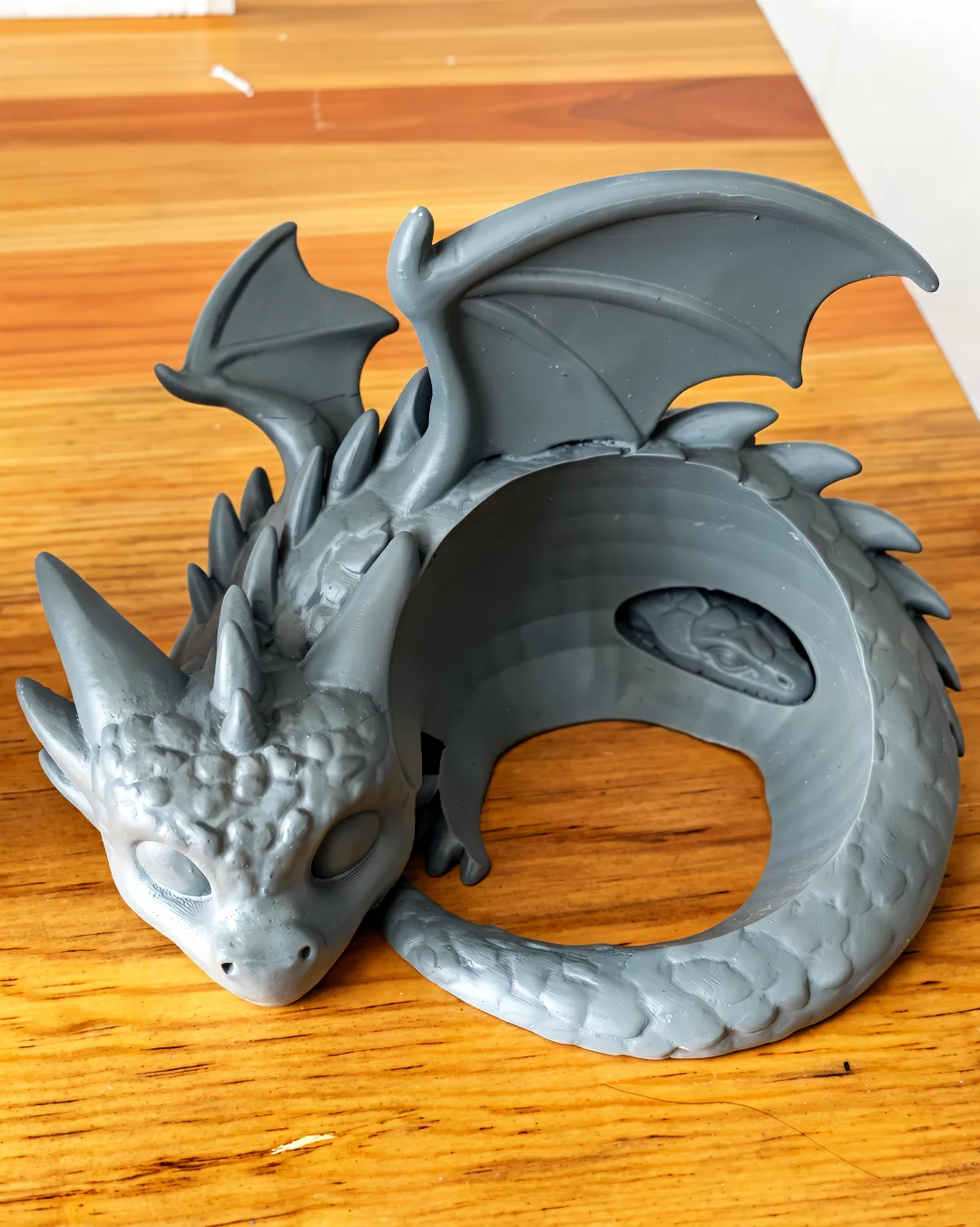 Soporte para Echo Dot con diseño de dragón enroscado y pasacables