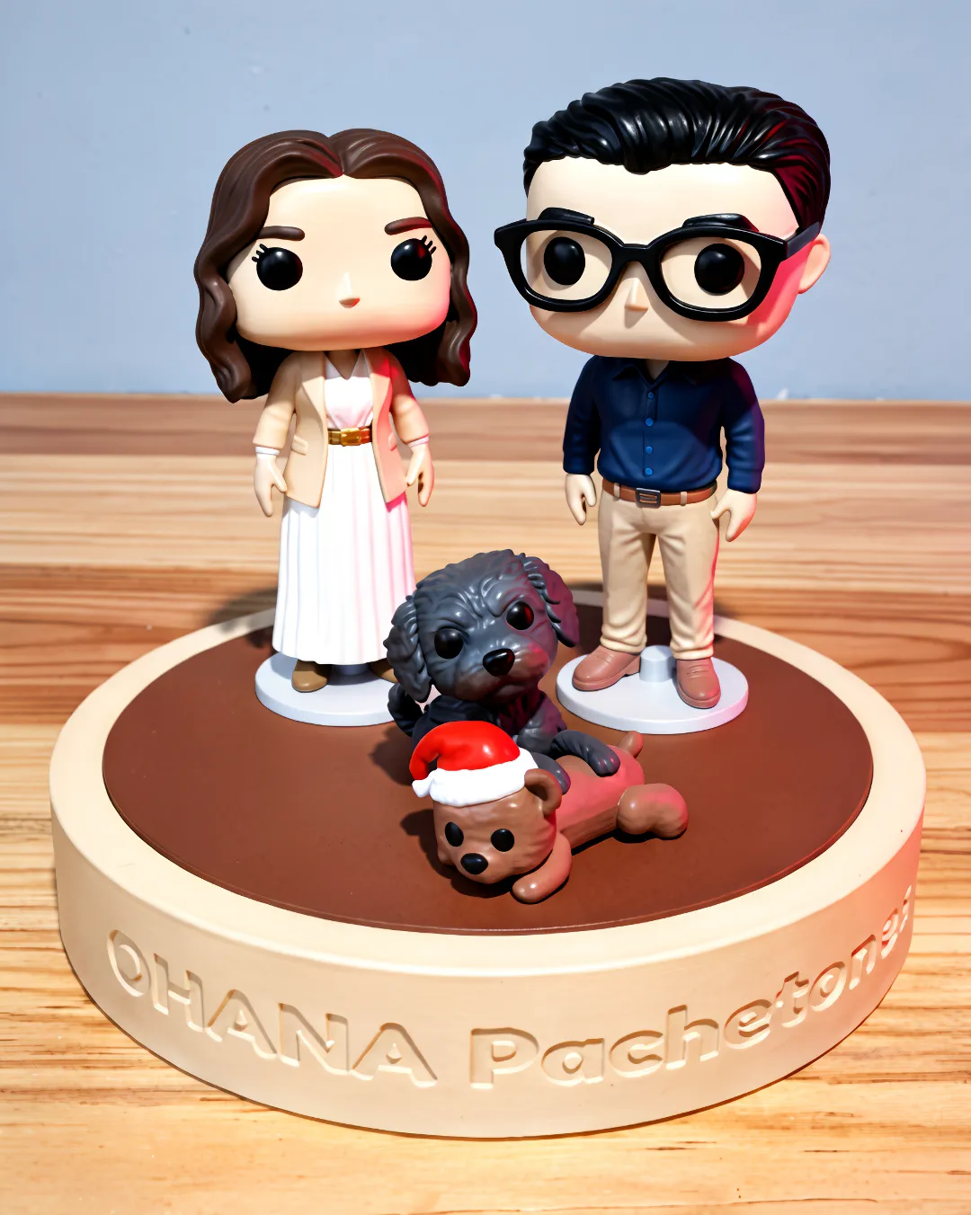 Figuras personalizadas de pareja en estilo Funko con mascota y juguete sobre base tipo madera